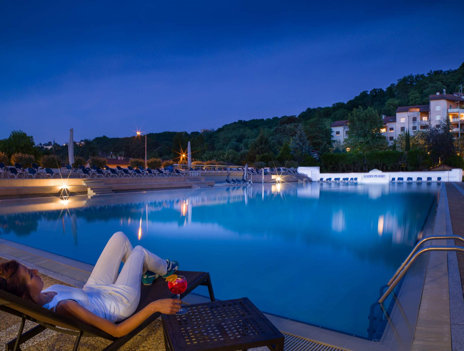 hotel-lyon-metropole-piscine-olympique-nuit